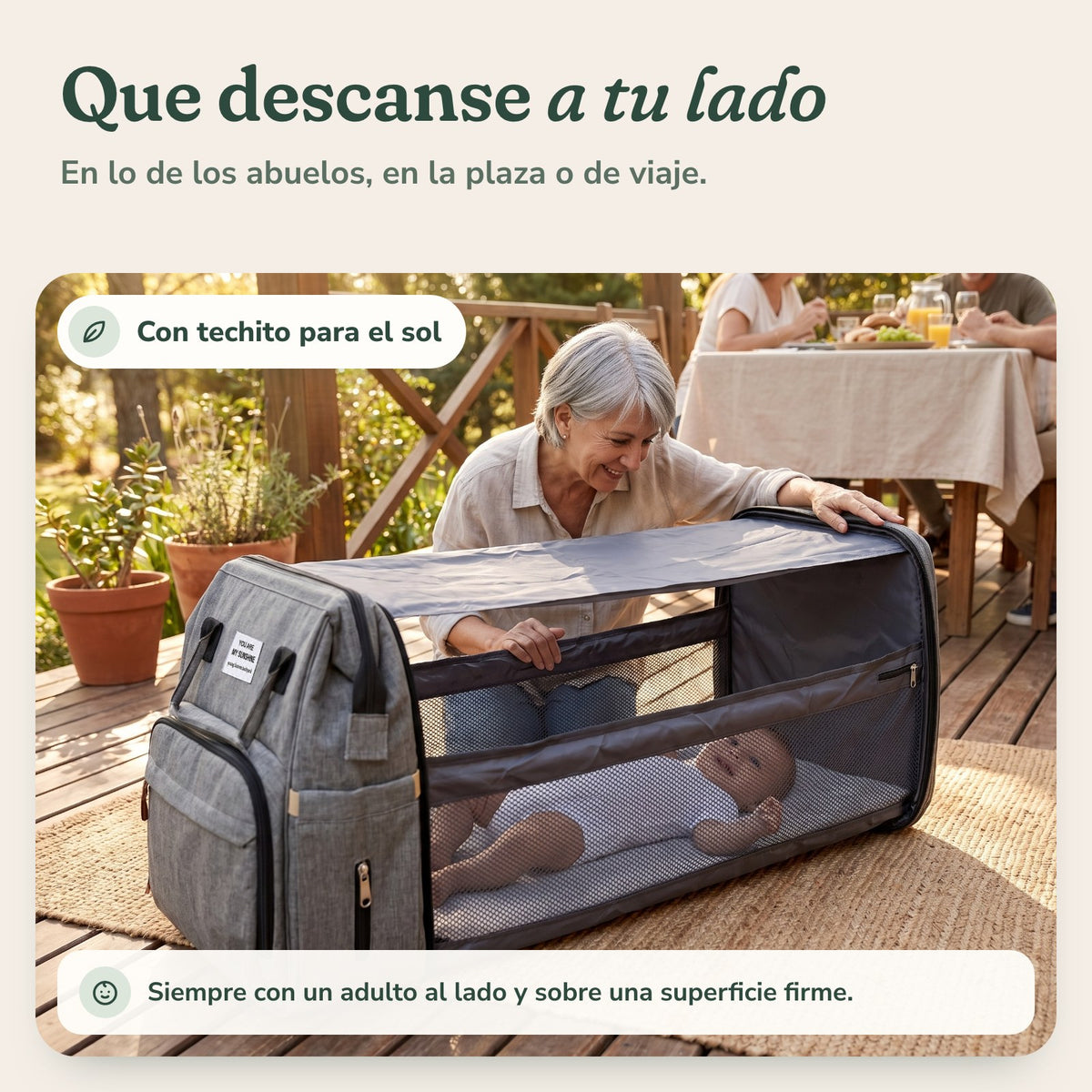 Bebé despierto en la cunita de la mochila Cielú con el techito cerrado, con la abuela al lado