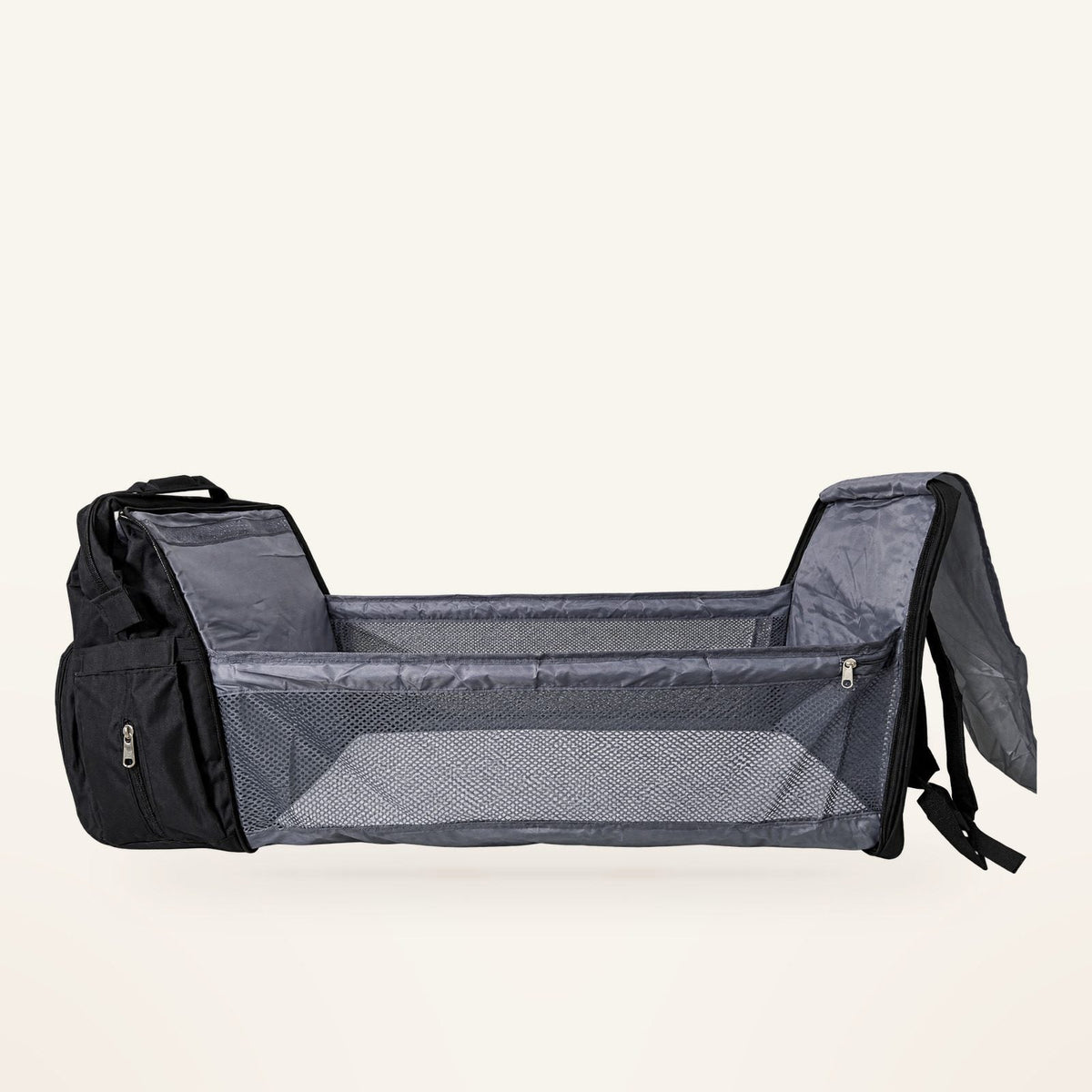 Mochila Cielú negra abierta como cunita
