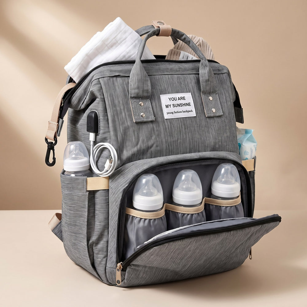 La mochila abierta de frente, sobre fondo liso, con todo adentro