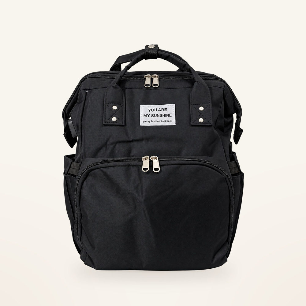 La mochila cerrada sobre fondo avena