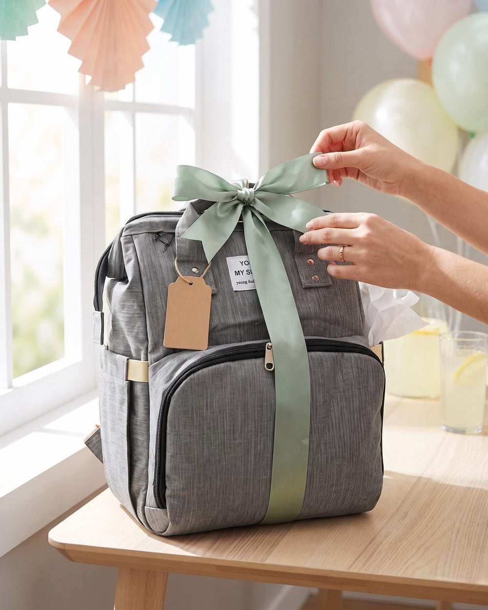 La mochila con un moño, lista para regalar
